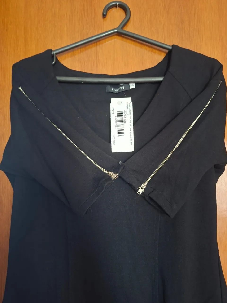 Vestido preto - Com mangas com detalhes de zíper  - Foto 2