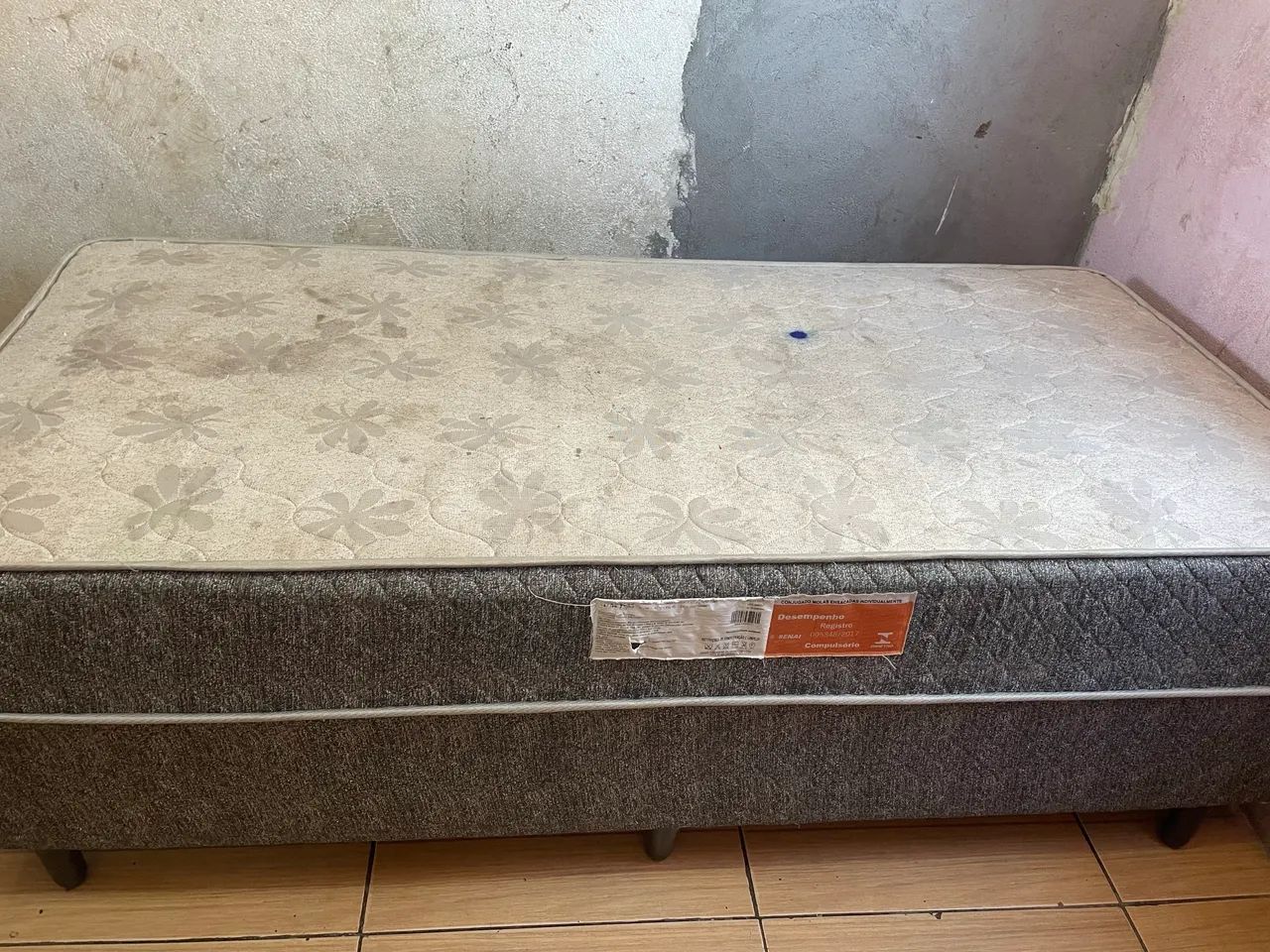 Vende-se uma cama box, um mini guarda roupa solteiro e um freezer usado 