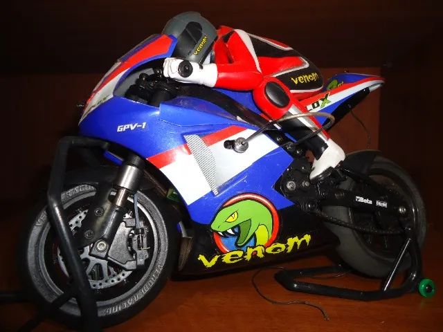 Moto  escala 1/8 da Venom GPV-1 Pro com controle e manuais.