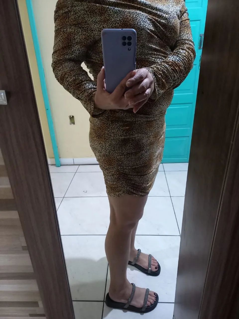Vestido com estampa de onça, e com decote profundo nas costas - Foto 5