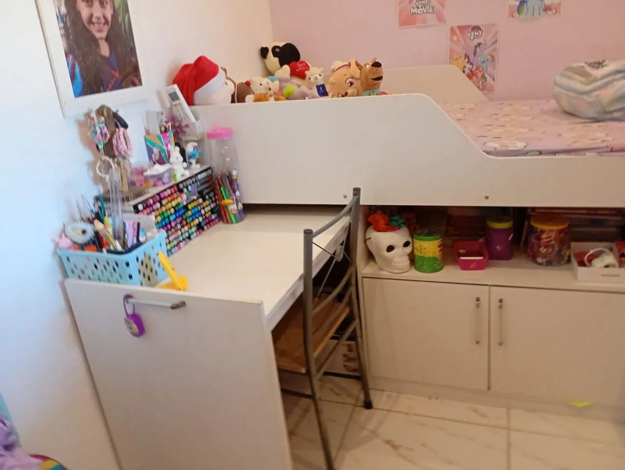 Cama com escrivaninha acoplada 