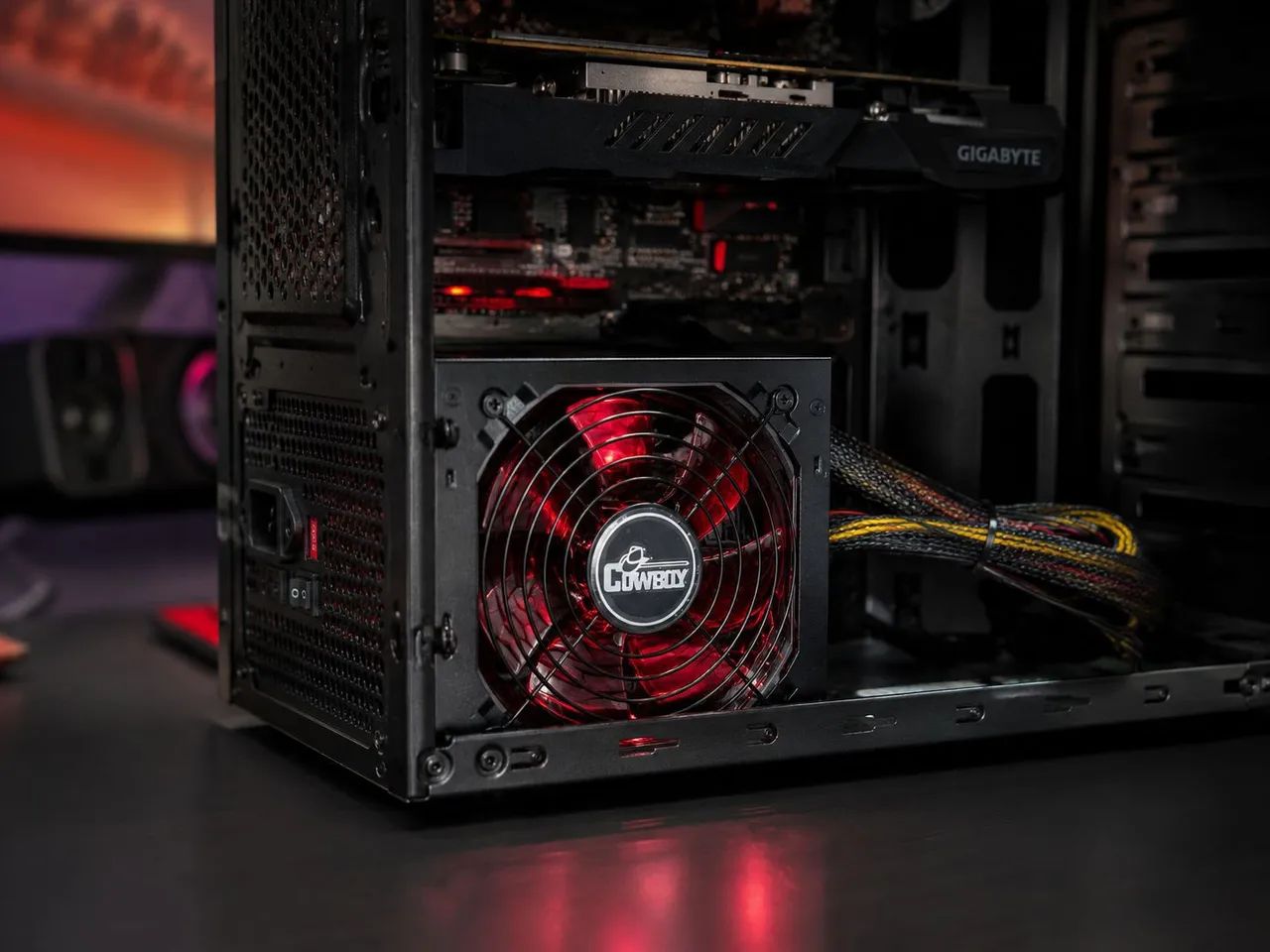 Fonte ATX Cowboy 600W para PC com Cooler Vermelho - Foto 2