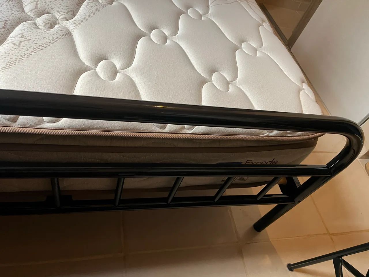 Cama de casal de metal com colchão  - Foto 4