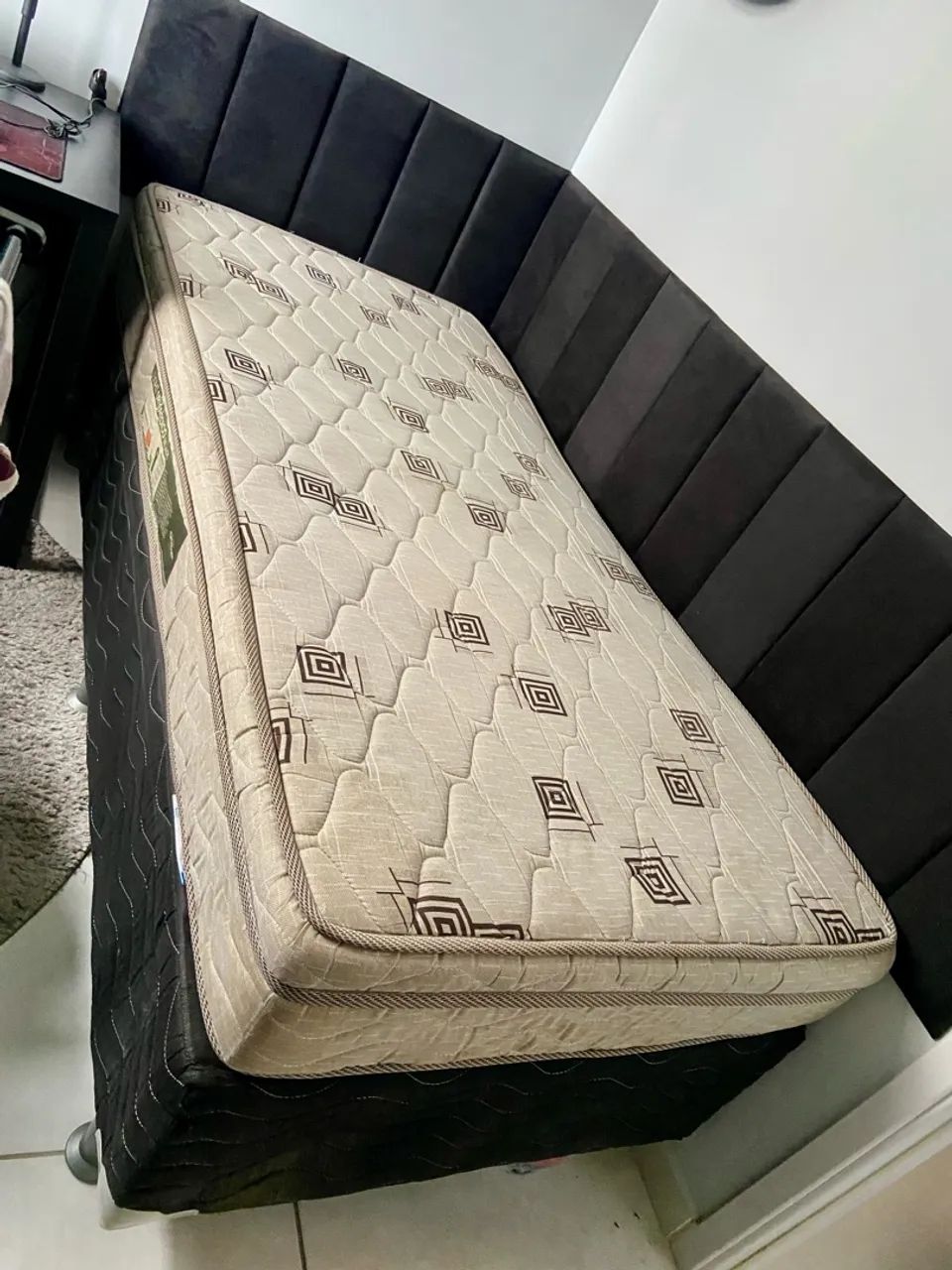 VENDO CAMA DE SOLTEIRO COMPLETA COM CABECEIRA ESTOFADA - Foto 3