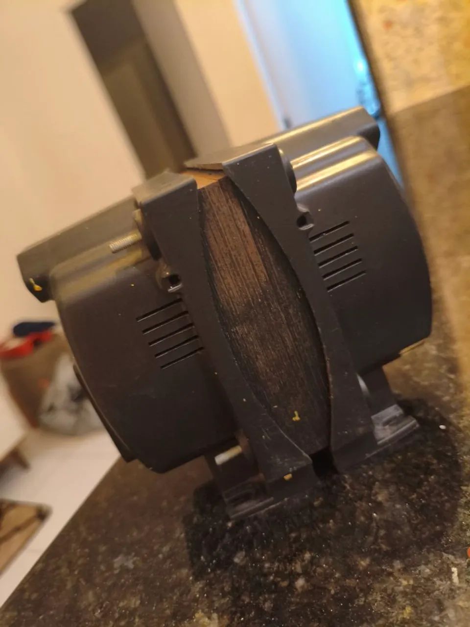 autotransformador bivolt de 2000VA. - Foto 3