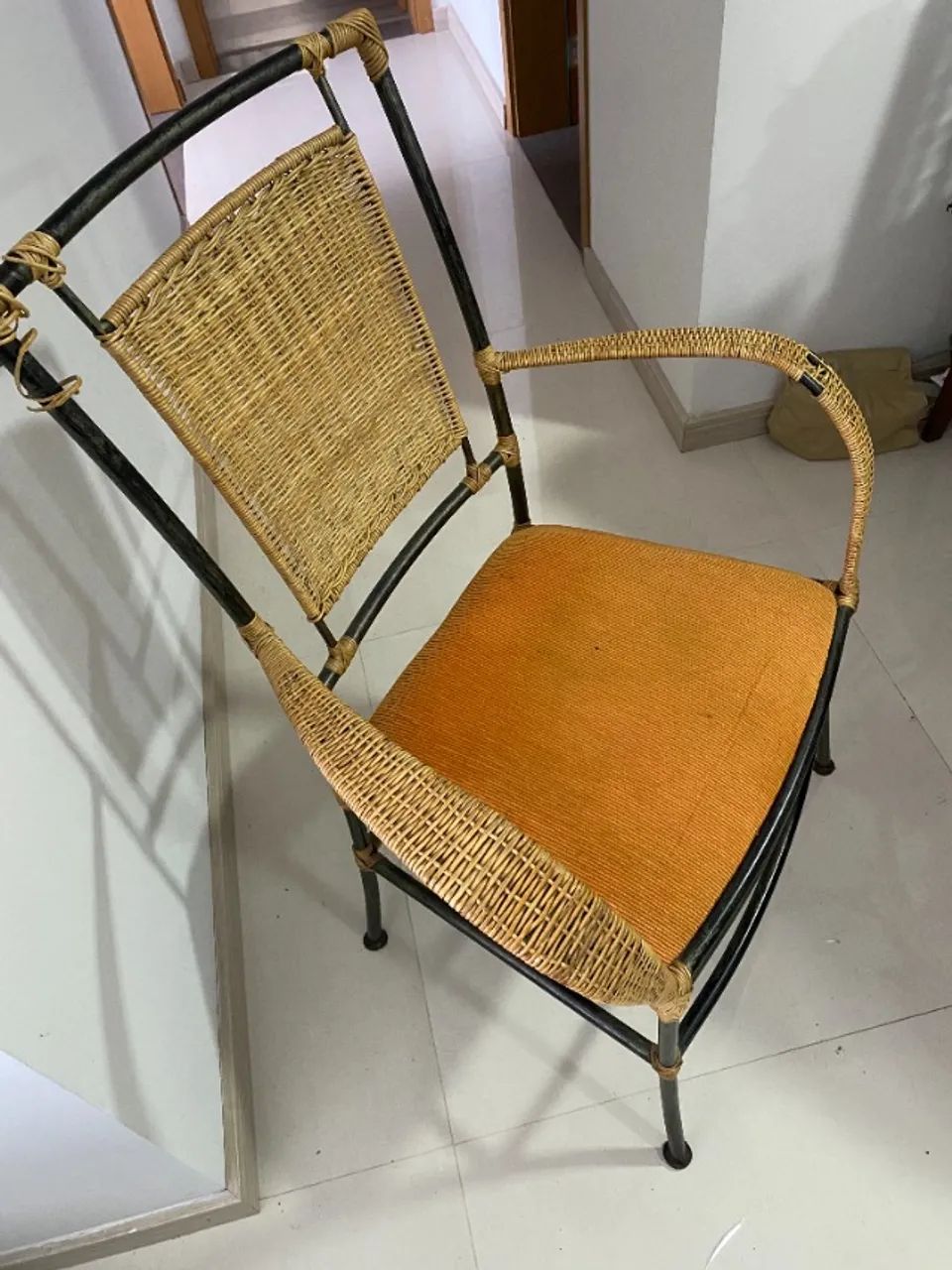 Cadeira de Ferro e Vime com Braços - Assento Estofado - Estilo Retrô - Foto 3