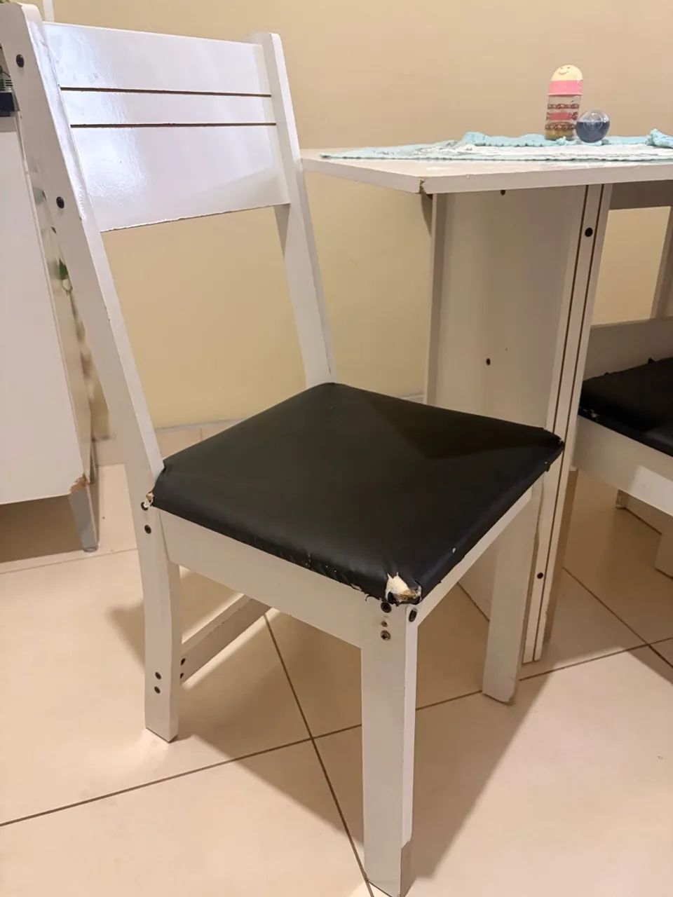 Mesa 4 lugares c/ 3 cadeiras p/ vender rápido  - Foto 3