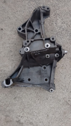 Suporte bomba de água compressor Renault Scenic 2.0