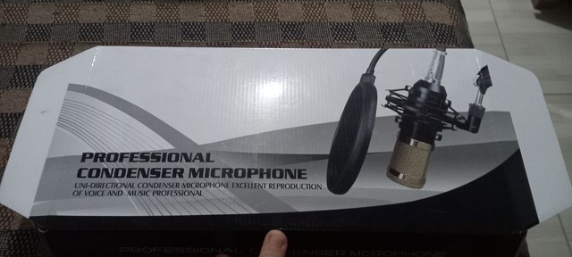  Vendo 4 microfone condensador pra podcast novos na caixa.