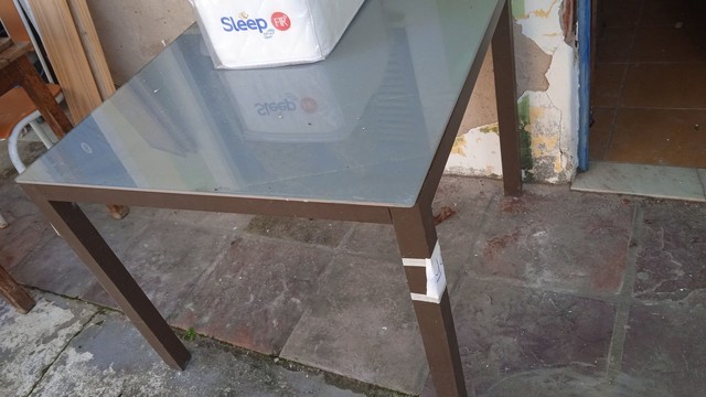 Mesa de metal com tampo de vidro quadrada. 