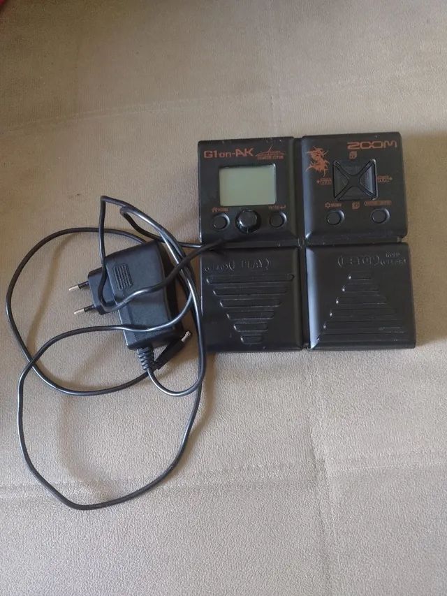 Zoom g1on na caixa manuais e cabo USB e powerbank - Instrumentos