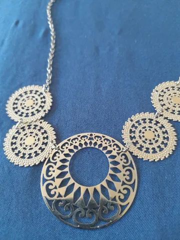 Colar prateado detalhes círculos