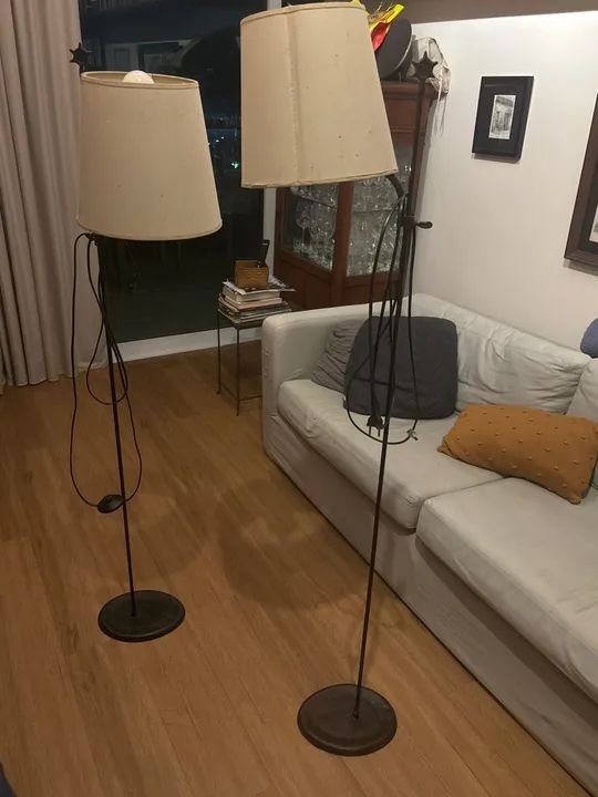 2 Luminárias de chão com cúpula