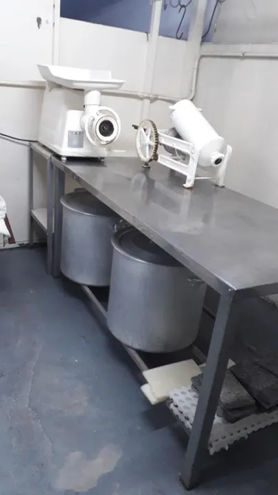 MESA EM INOX(só a parte de cima em inox) 1,80 x 0,80 mts