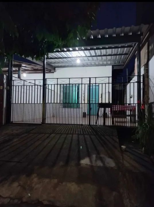Casa com área externa coberta 