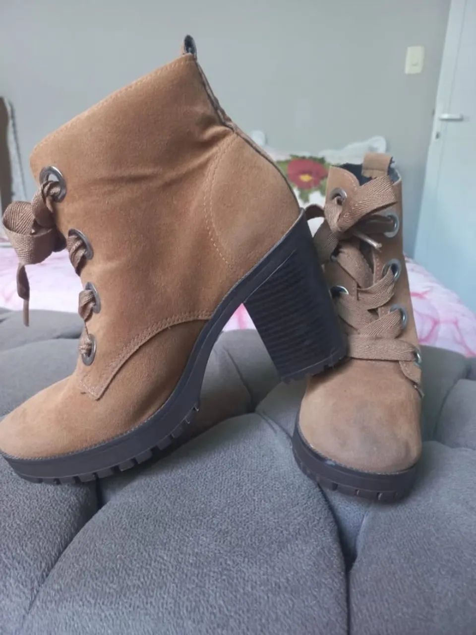 BOTA BONITA QUALIDADE EXCELENTE ÓTIMO MATERIAL - Foto 2