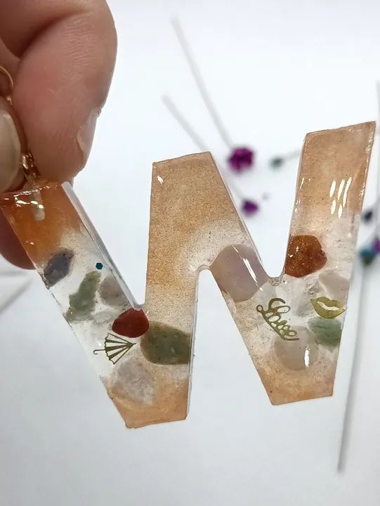 Chaveiro Letra W Artesanal Resina e Pedrarias - Foto 3