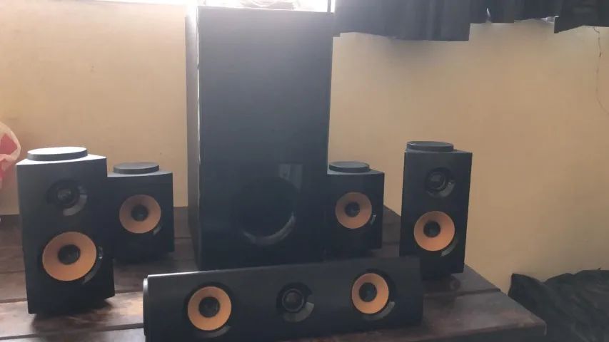 Conjunto de caixas 5.1 LG em excelente estado