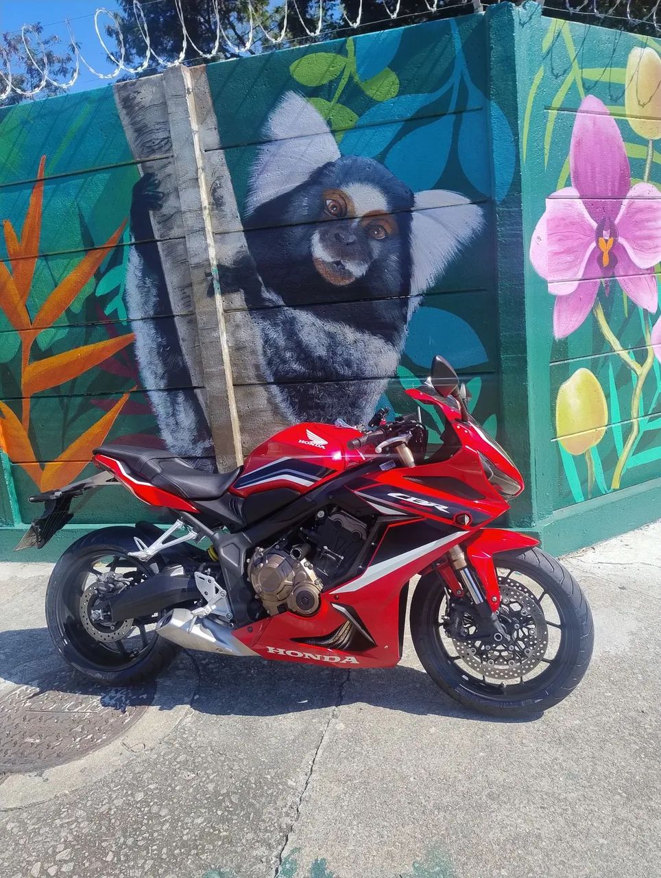 Vendo CBR 650r impecável ...