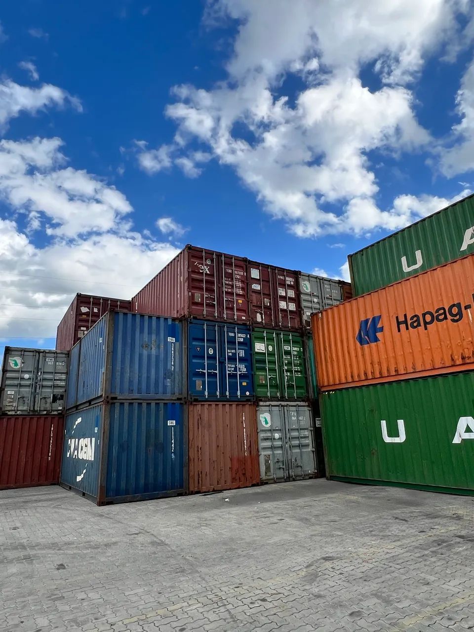 Containers marítimos com diversas finalidades
