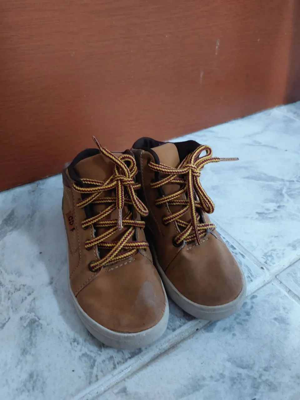 Botas infantis marrons com cadarço