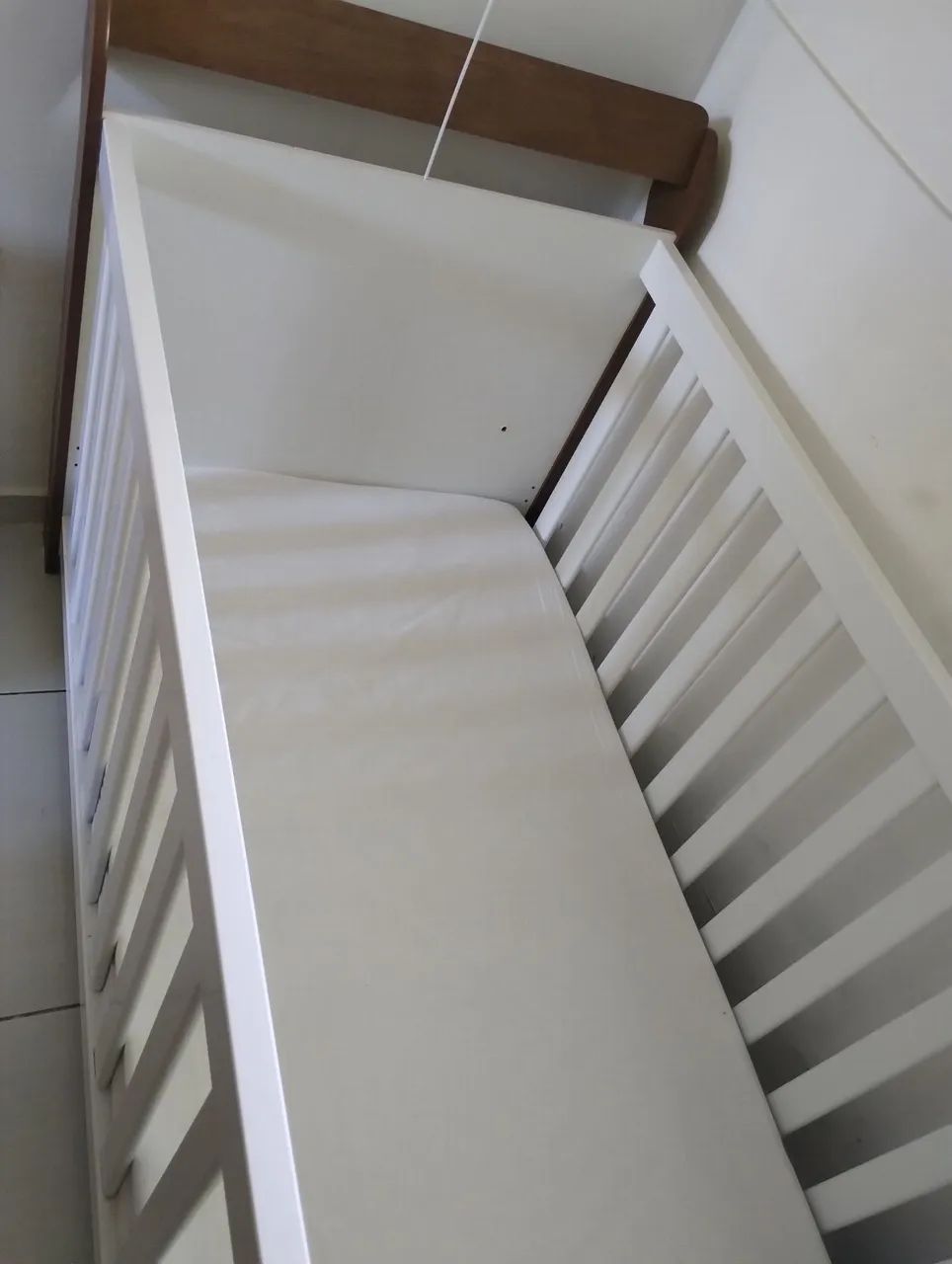 Berço de madeira com detalhes em branco com colchão e mosquiteiro incluso - Foto 2