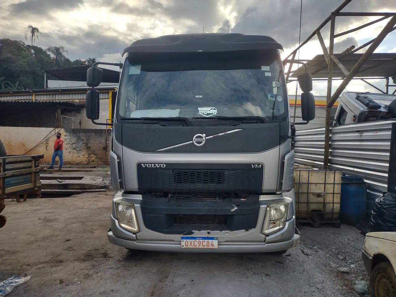 Caminhão volvo VM 330 8x2