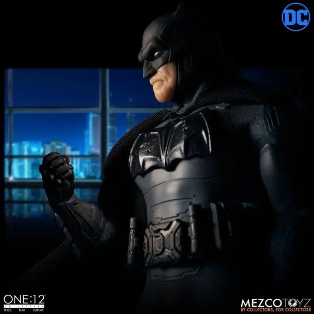 Mezco One:12 Batman Supreme Knight - Hobbies e coleções - Parque
