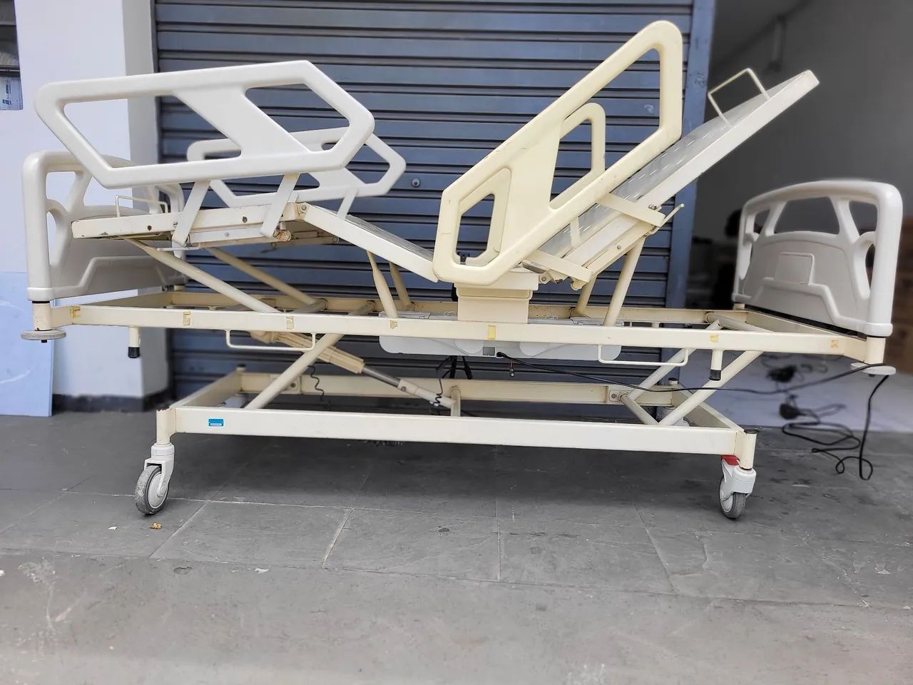 Cama hospitalar elétrica com elevador de altura  - Foto 2