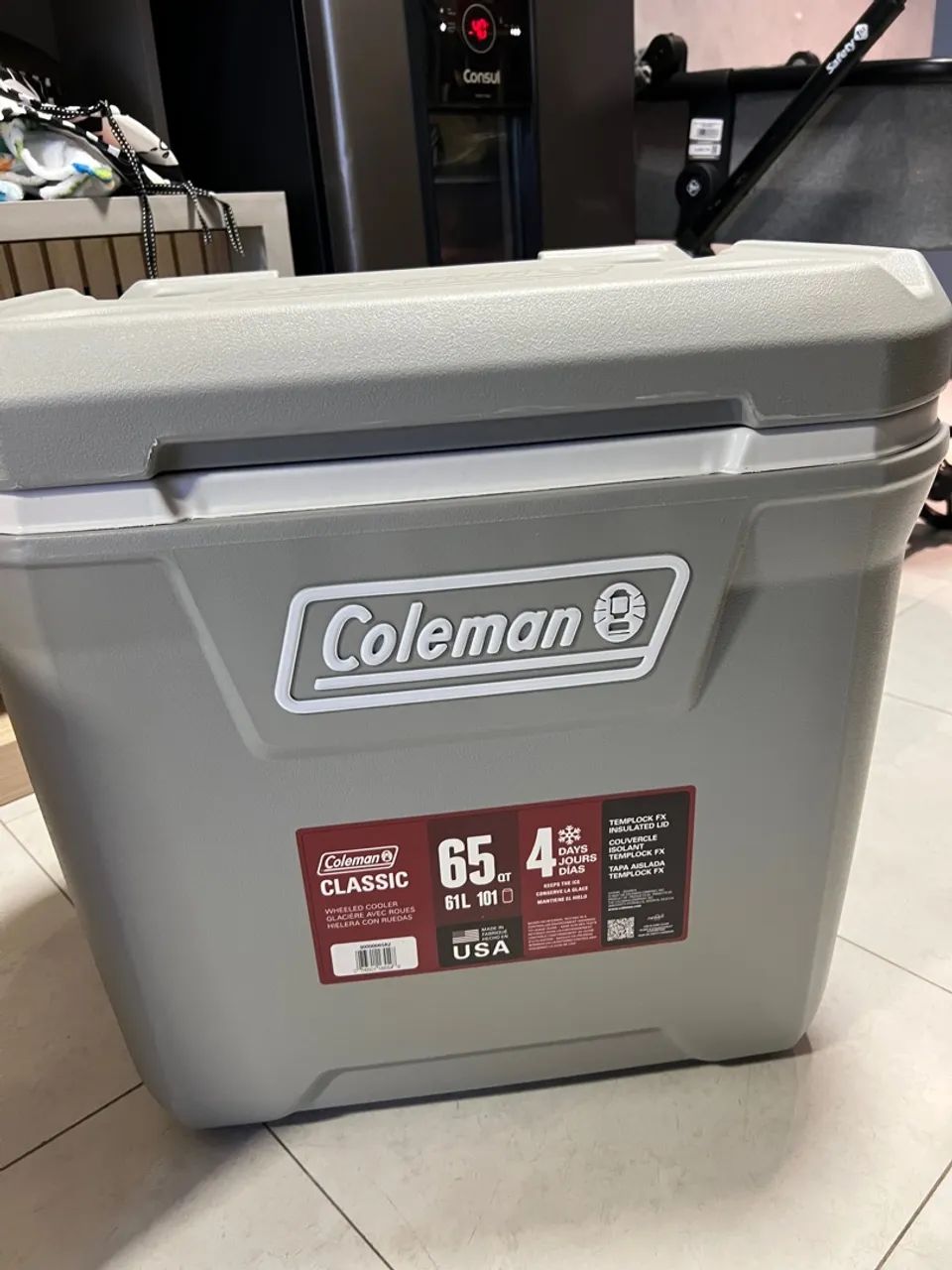 [Novo/lacrado] Cooler Coleman 65QT Cinza com rodas e assento - Foto 2