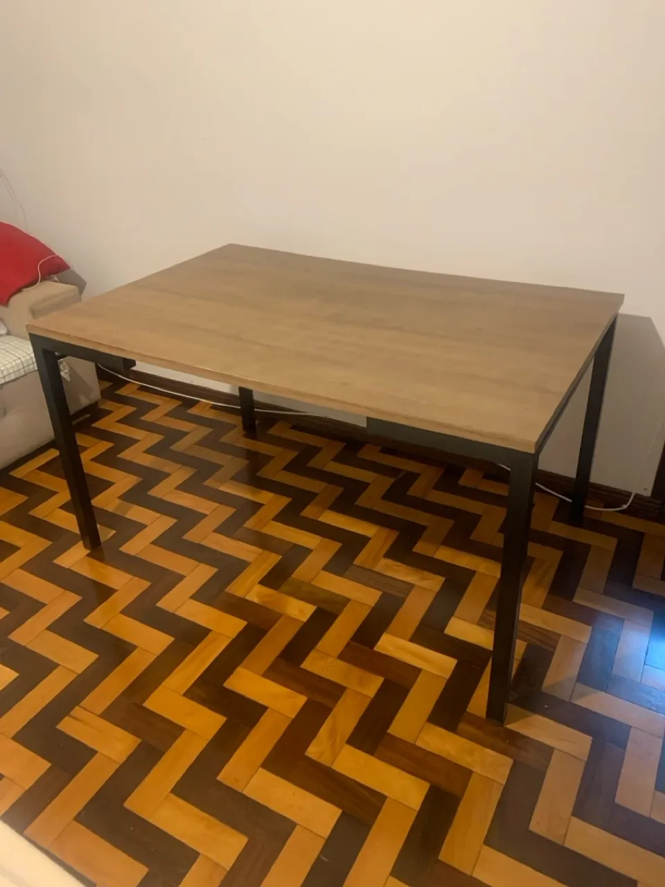 Mesa de Jantar em Madeira com Pernas Pretas