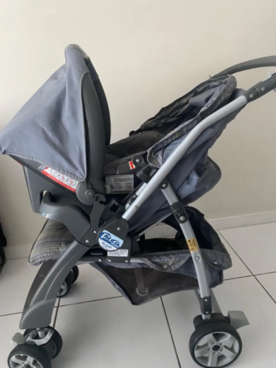 Carrinho de bebê e bebê conforto burigotto
