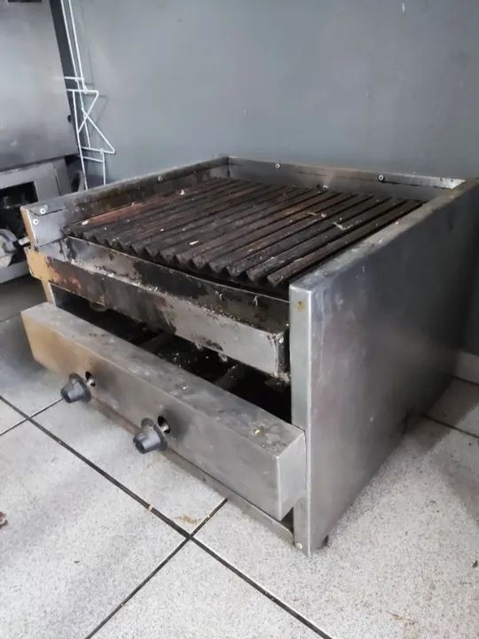 Churrasqueira a gás com pedras vulcânicas 