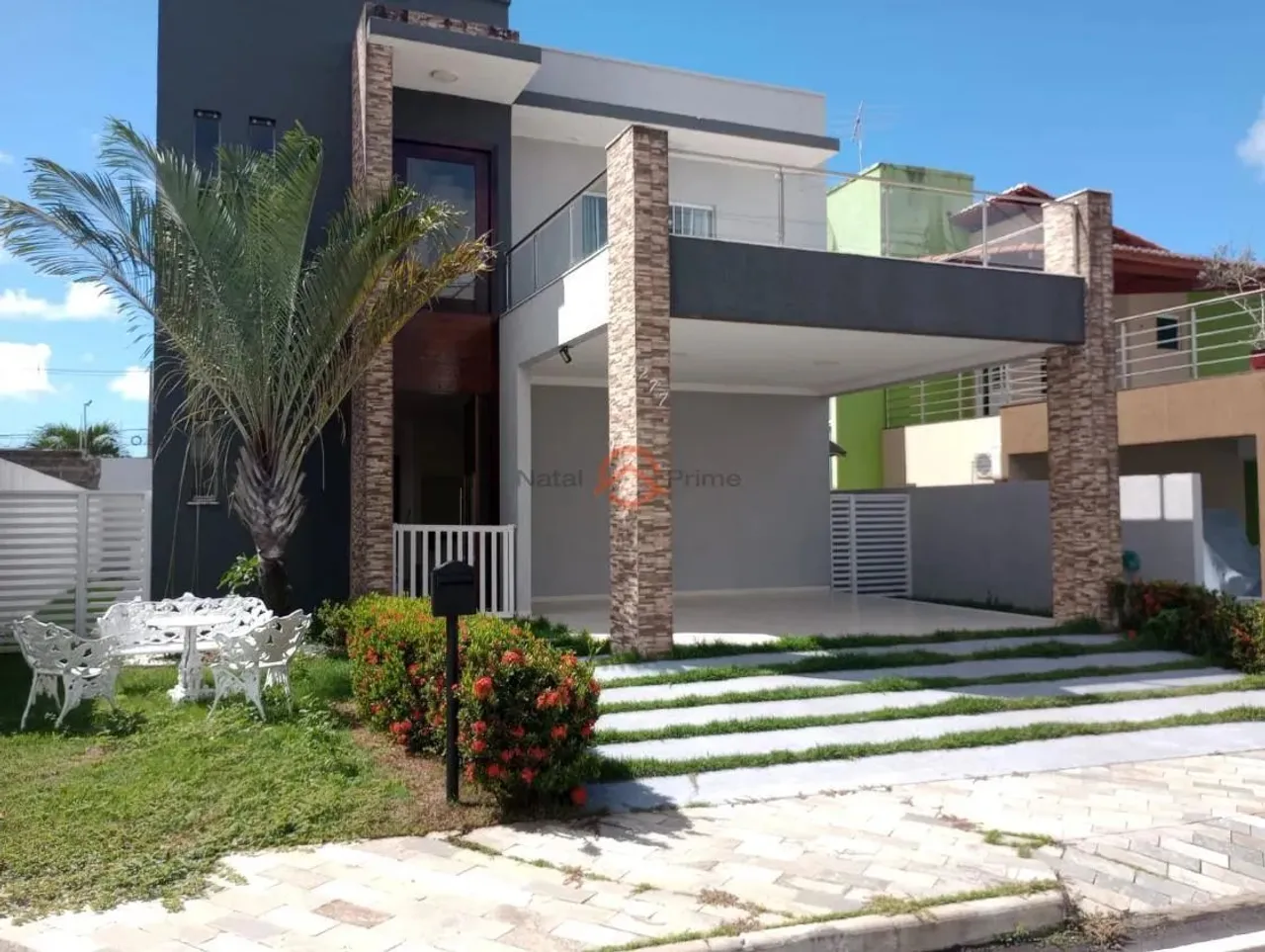 Linda casa duplex com 4 quartos, Piso porcelanato, móveis planejados, área gourmet, lado