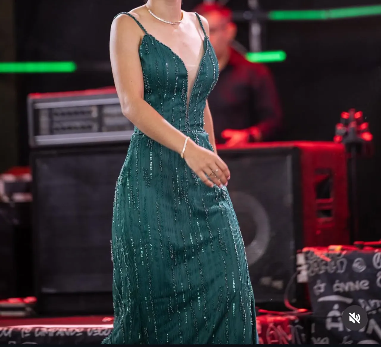 Vestido de festa verde esmeralda com detalhes