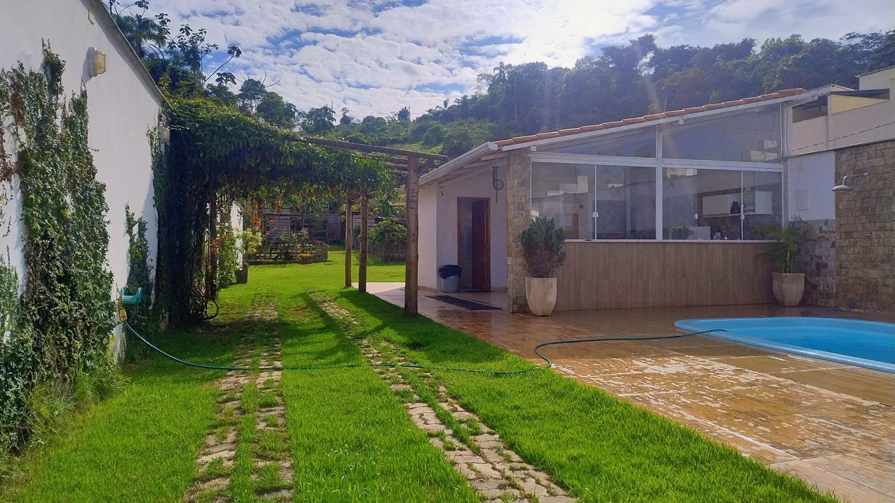 Locação de imóvel com área gourmet e piscina.Grama, JF