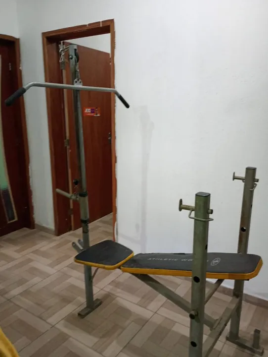 Banco de musculação e barra de pull up