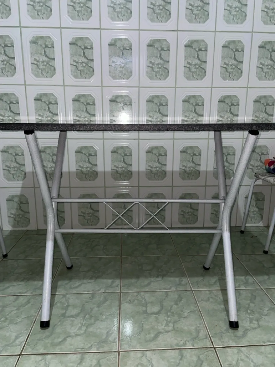 Vendo mesa de aço e granito, somente a mesa sem as cadeiras.