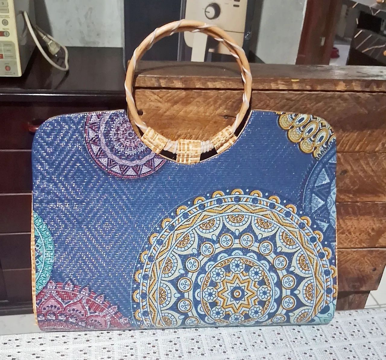 Bolsa de mão artesanal com design floral - Foto 2