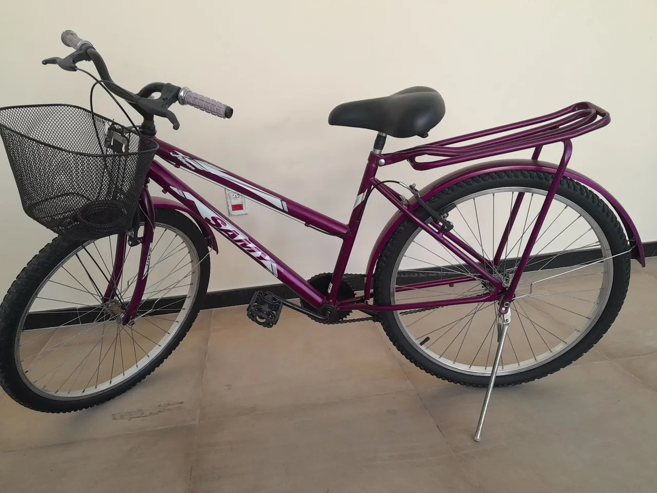 Bicicleta Aro 24 Roxa com Cesta e Bagageiro