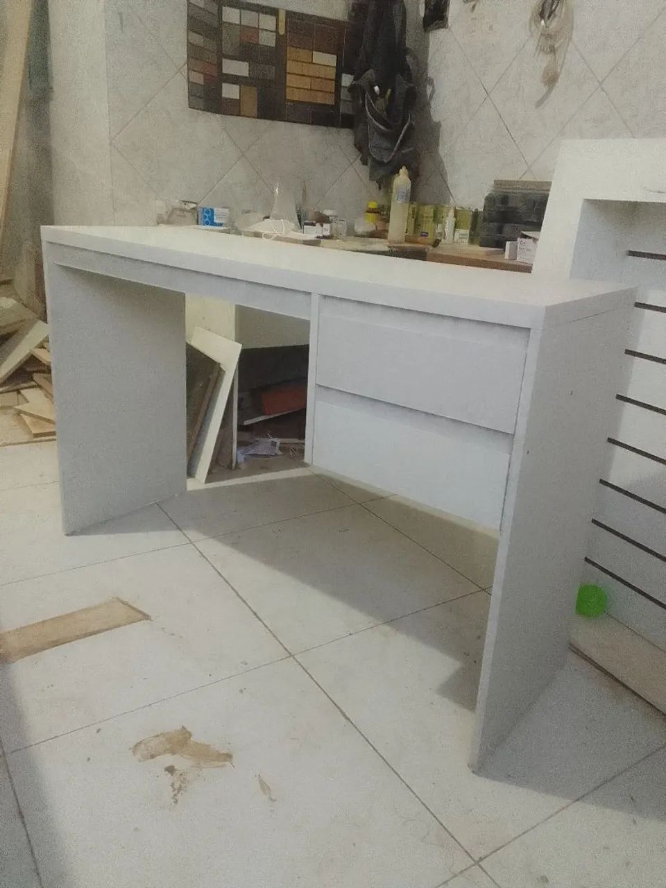 Escrivaninha branca com gavetas - Foto 4