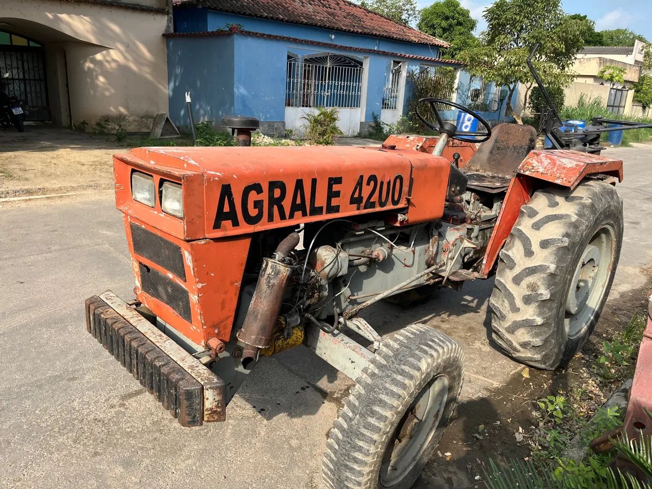 Trator Agrale 4200 com arado 