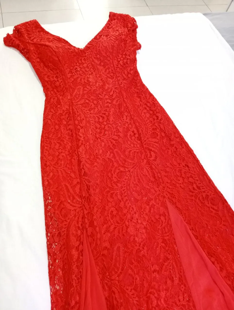 Vestido Vermelho de Renda com Fenda