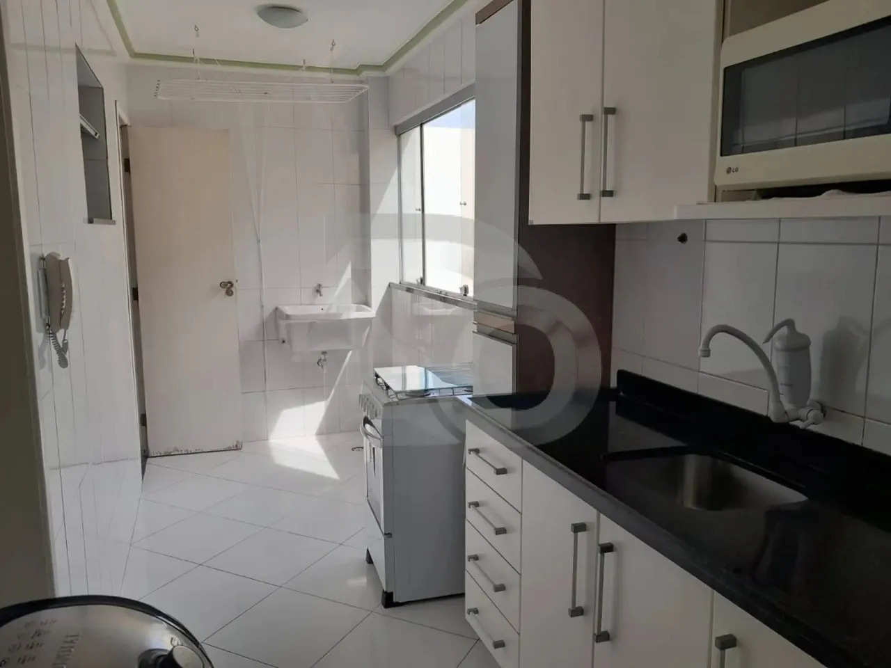 Apartamento no Condomínio Jardim das Hortências com 2 Quartos e Área de Serviço.