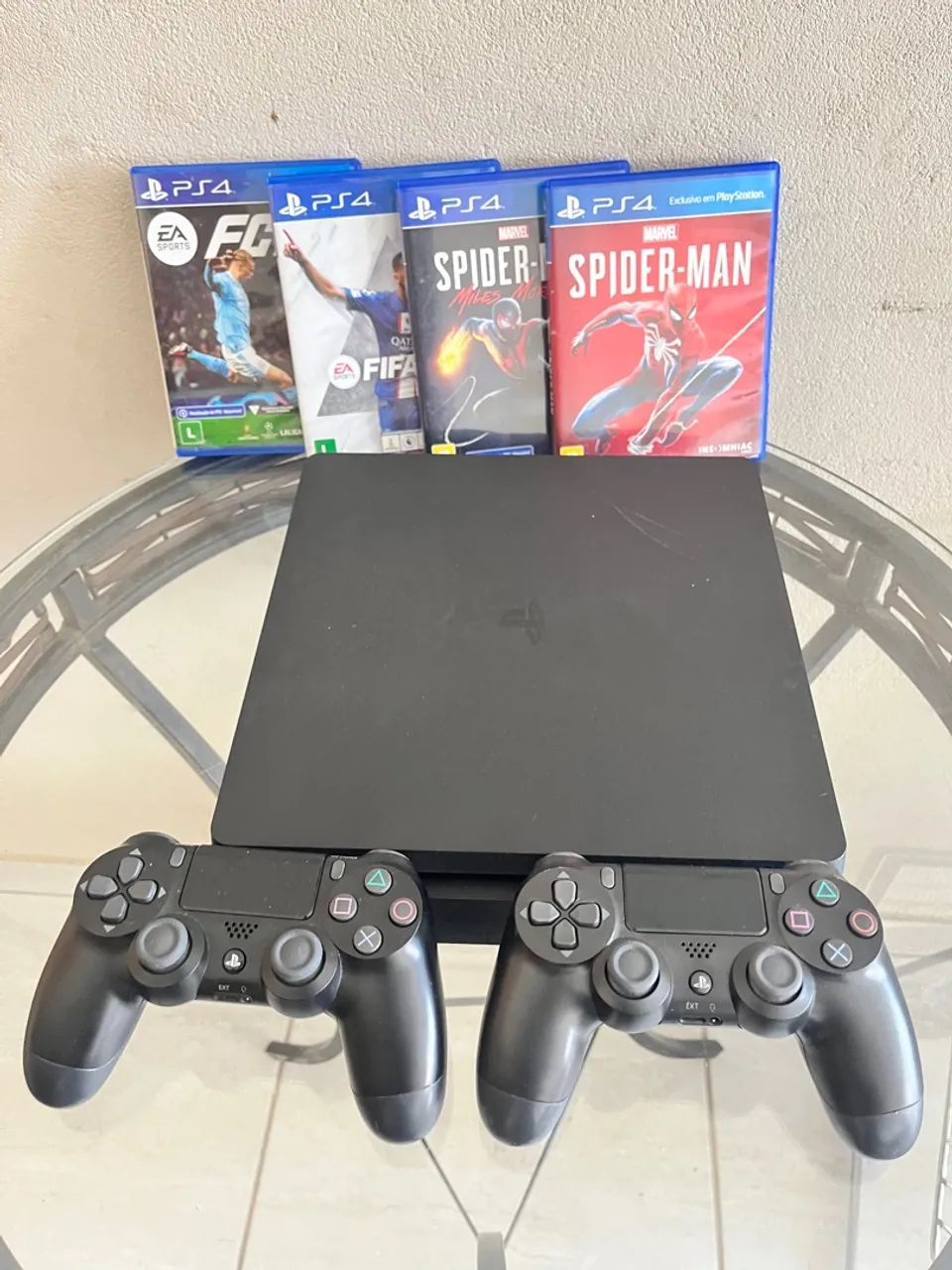 PS4 Slim com dois controles - Ótimo estado!