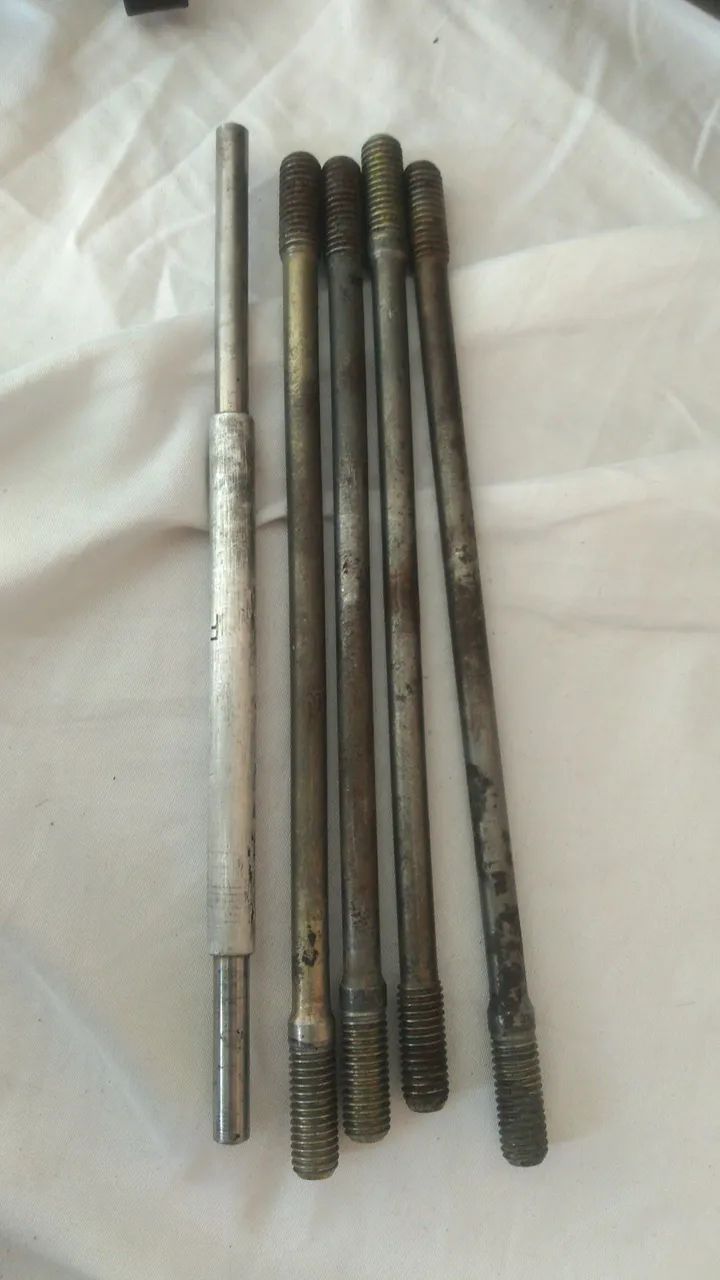 Prisioneiros cilindro, haste de embreagem, guia corrente de comando. Original Intruder 125