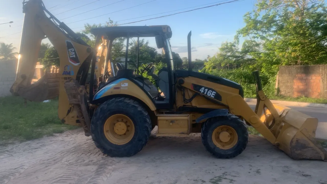 Retroescavadeira cat 416 e 2011