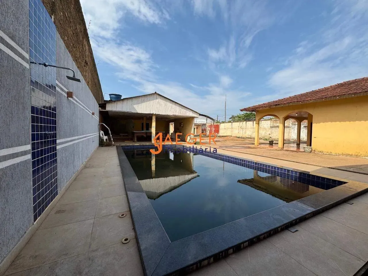 Terreno com piscina à Venda no Bairro Lagoa  Perto do Supermercado Assaí