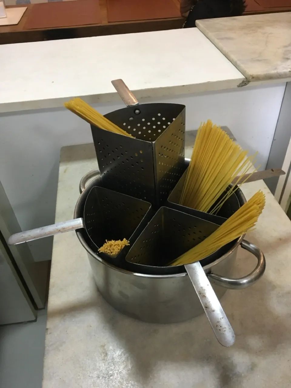 Espagueteira e escorredores para cozinhar massas e legumes - Foto 5