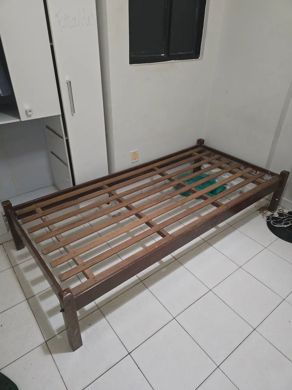 Cama de madeira de solteiro